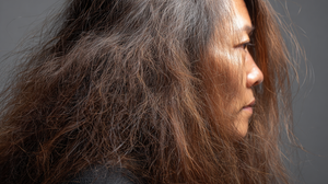 チリチリの髪を直す方法|パーマやブリーチ、アイロンなどのダメージやエイジング髪などパターン別解説!